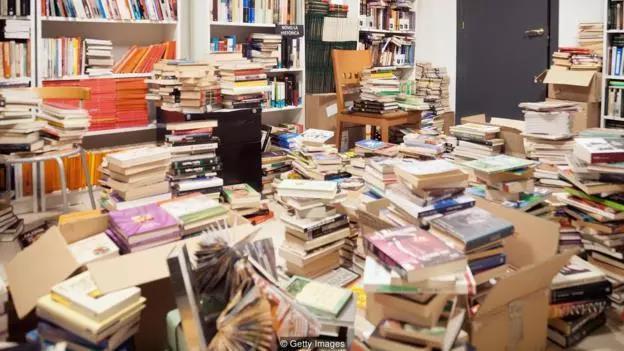 有些书在读过一次之后，我们就不会再读了，任由它们在书架、甚至地板上落灰，也不愿意把它们扔掉。
