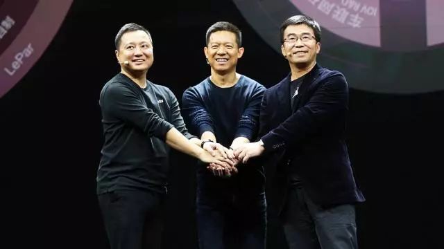图：易到用车创始人兼CEO周航（左一）与贾跃亭（中）