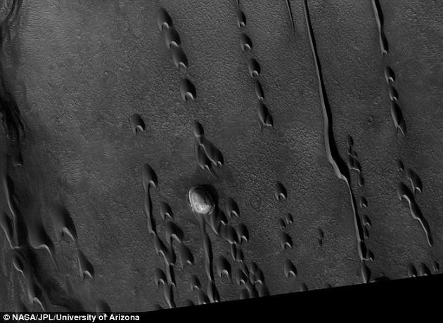 从火星表面的图片看，这些数十亿年前高出地面数十米的沙丘如今只留下坑坑洼洼的痕迹。