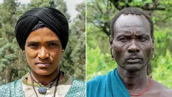 ▲多数人会将炎热的非洲与黑皮肤联系起来，但其实因基因不同，非洲不同群体的人们肤色 各异。2017年，《科学》杂志在线版发表了造成各种皮肤色调的一些新的基因变体的研究成果，研究人员已经确认哪些基因可以帮助创造不同的肤色，比方说非洲阿高人（左）和苏尔马人 （右）的肤色