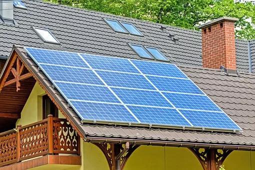 安装在屋顶的太阳能电池板。图片来源：pixabay