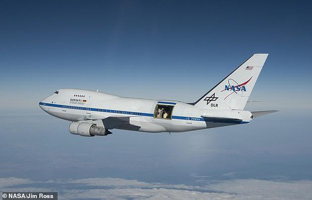 NASA研究人员通过一架特殊的飞机（如图所示，通过飞机后机身敞开的舱门可以看到望远镜）携带的望远镜观测到了人马座A*周围的磁场